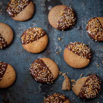 Biscuits au sarrasin, chocolat noir et pralin