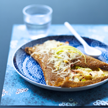 Galette et fondue de poireaux, jambon, emmental