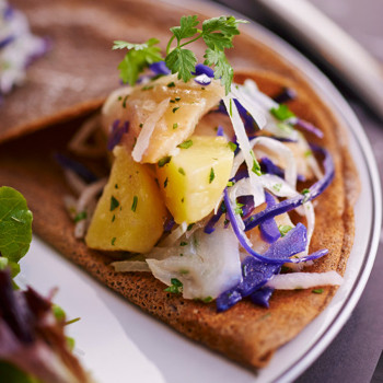 Galette garnie avec du filet d'haddock et pommes de terre