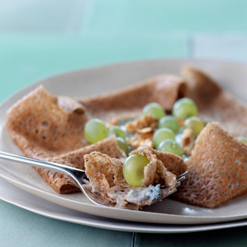 Galette au roquefort, noix et raisin